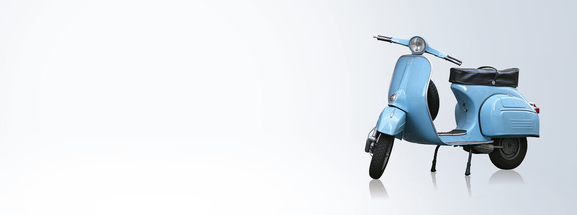 Ein hellblauer Vintage-Roller mit schwarzem Sitz steht vor einem schlichten, hellgrauen Hintergrund. Der Roller ist leicht nach rechts geneigt, was sein klassisches Design unterstreicht.