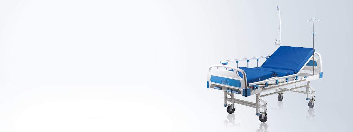 Krankenhausbett mit blauer Matratze, verstellbaren Seitengittern und einer Trapezstange auf Rädern vor einem hellen Hintergrund mit Farbverlauf. Ein Infusionsständer ist am Bett befestigt.