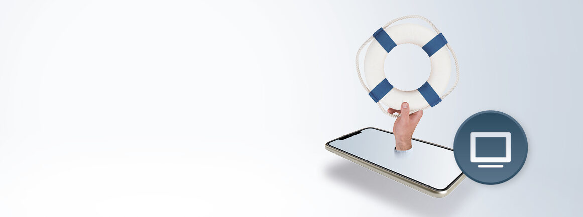 Eine Hand mit einem Rettungsring ragt aus dem Smartphone-Bildschirm hervor. Rechts im Bild befindet sich ein Computersymbol auf einem blauen Kreis. Der Hintergrund ist hellgrau mit viel Weiß auf der linken Seite.