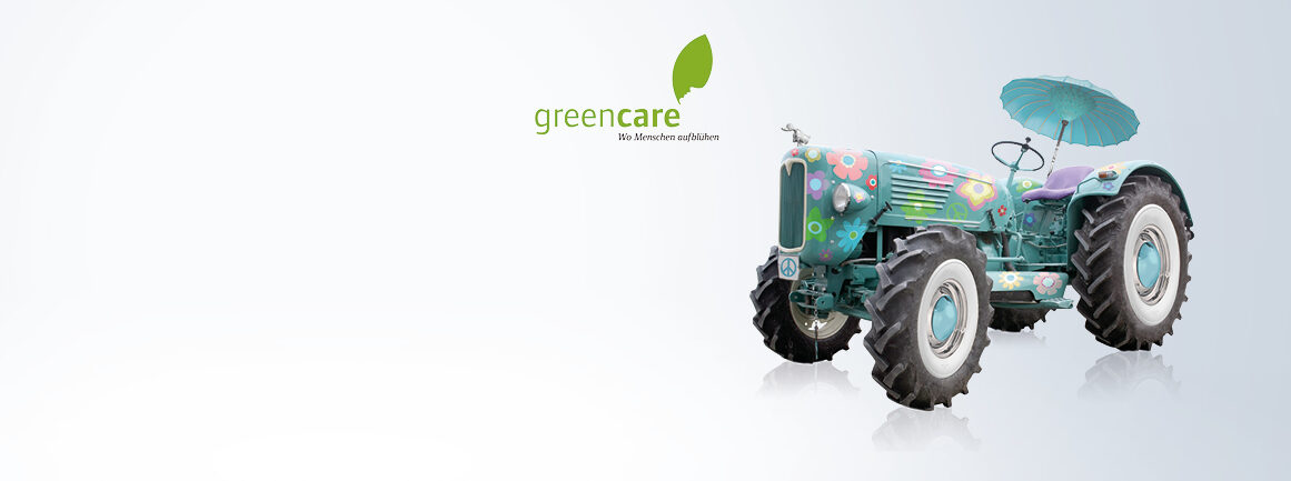 Ein Oldtimer-Traktor mit farbenfrohen Blumenmustern und einem kleinen blauen Regenschirm. Links auf hellgrauem Hintergrund sind der Schriftzug „Greencare“ und eine Blattgrafik zu sehen.