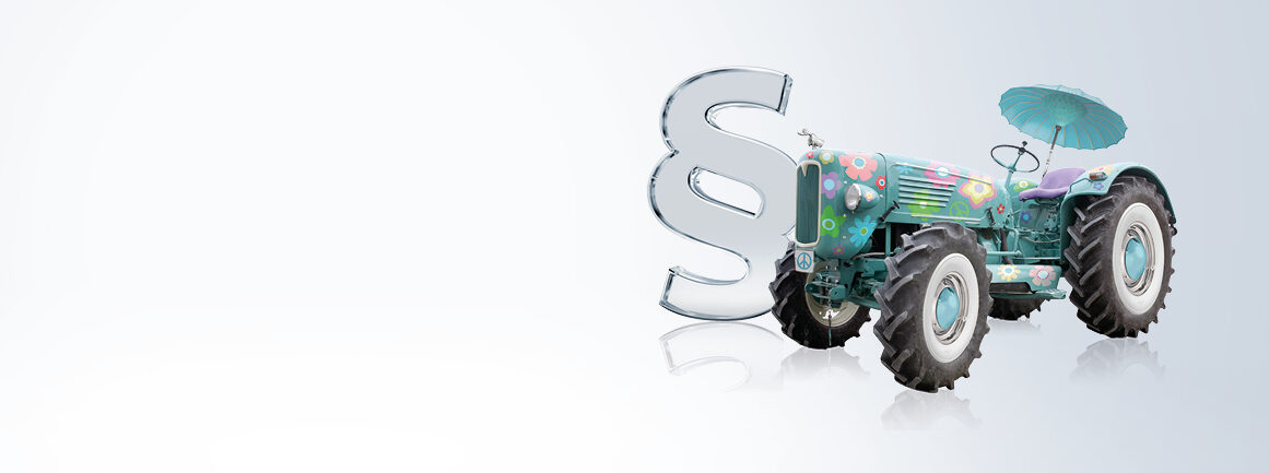 Vor einem hellen Hintergrund parkt ein mit bunten Blumenmustern verzierter Oldtimer-Traktor mit türkisfarbenem Regenschirm. Daneben steht ein großes transparentes 3D-Absatzsymbol, das seine Reflexion auf den Boden wirft.