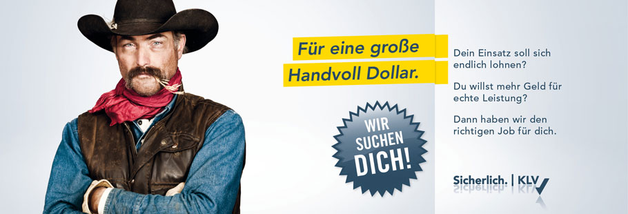 Ein als Cowboy verkleideter Mann mit Hut und rotem Schal steht selbstbewusst mit verschränkten Armen da. Ein deutscher Text wirbt für Jobmöglichkeiten, hebt „Wir suchen dich!“ hervor und betont die Verdienstmöglichkeiten. Unten sind die Logos von Sicherlich und KLV zu sehen.