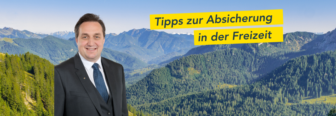 Ein Mann im Anzug steht vor einer malerischen Berglandschaft mit grünen Wäldern. Der Himmel ist klar. In gelbem Text steht: „Tipps zur Absicherung in der Freizeit.“.