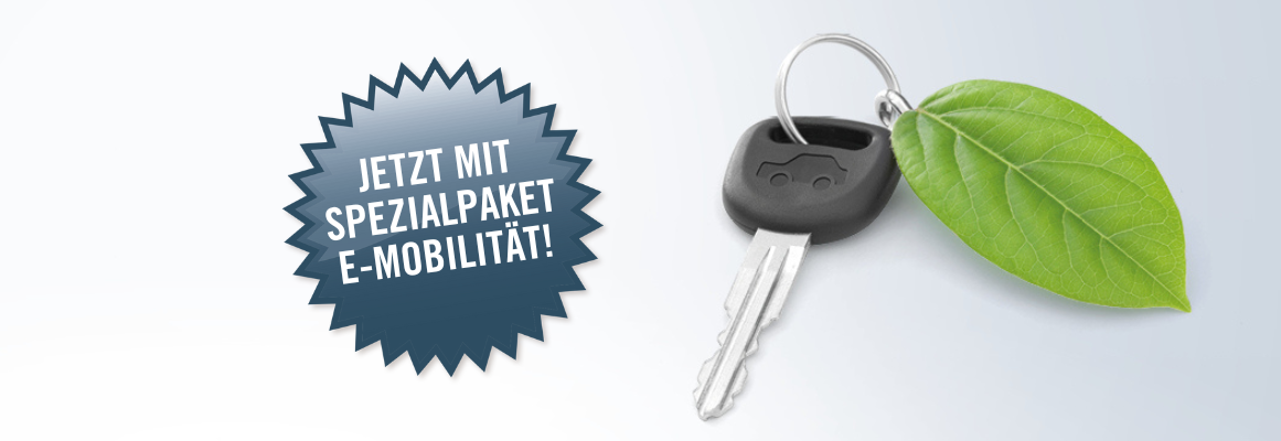 Ein Autoschlüssel mit einem grünen Blatt am Schlüsselring ist vor einem Hintergrund mit Farbverlauf zu sehen. Links davon befindet sich ein Stern mit dem Text „Jetzt mit Spezialpaket E-Mobilität!“.