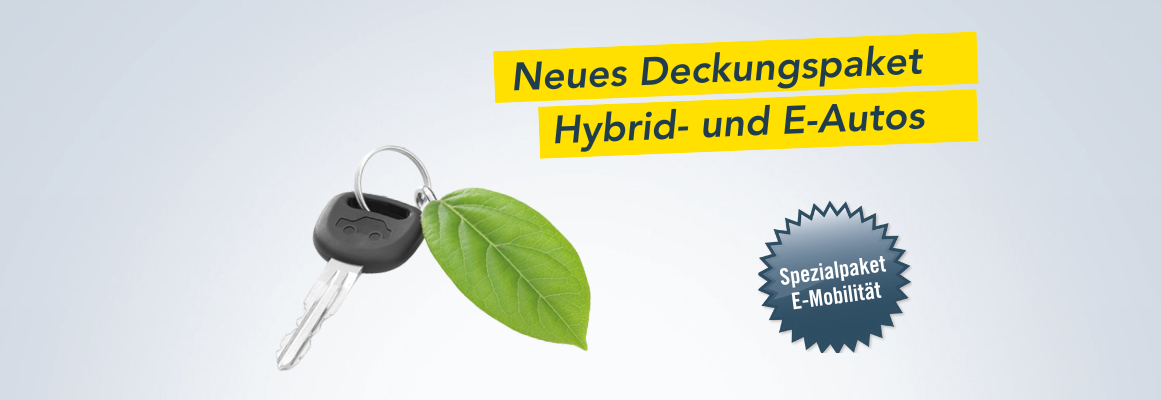 Zu sehen ist ein Autoschlüssel mit einem grünen Plättchen. Auf gelben Bannern steht: „Neues Deckungspaket Hybrid- und E-Autos“. Auf einem silbernen Schild steht: „Spezialpaket E-Mobilität“. Der Hintergrund ist hellgrau.