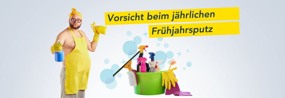 Ein Mann mit gelber Schürze, Handschuhen und Kopftuch hält eine Sprühflasche und einen Schwamm in der Hand. Neben ihm steht ein Eimer mit Reinigungsmitteln. Der Text lautet "Vorsicht beim Frühjahrsputz.