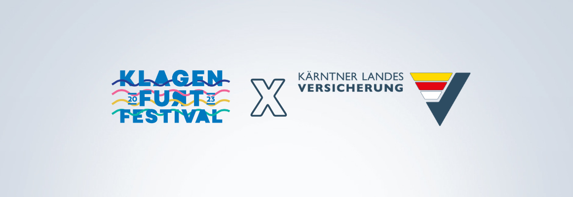 Die Logos des Klagenfurt Festivals 2023 und der Kärntner Landes Versicherung werden nebeneinander angezeigt. Das Festivallogo zeigt einen stilisierten, wellenförmigen Text, während das Versicherungslogo ein buntes Dreiecksdesign und Text enthält.