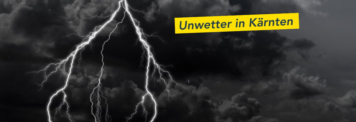 Dramatische dunkle Gewitterwolken mit mehreren hellen Blitzen. Auf einem gelben Banner in der oberen rechten Ecke steht „Unwetter in Kärnten“.