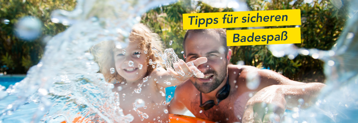 Ein Mann und ein Kind lächeln in die Kamera, während sie in einem Pool planschen. Das Bild ist dynamisch, mit Wassertropfen, die mitten im Planschen eingefangen sind. Oben rechts steht „Tipps für sicheren Badespaß“. Sie sind im Freien mit grünem Hintergrund.