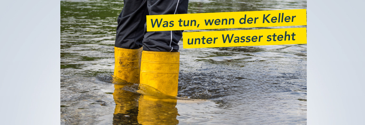 Person mit gelben Gummistiefeln steht im knöcheltiefen Wasser. Der Text auf Deutsch lautet: „Was tun, wenn der Keller unter Wasser steht?“.