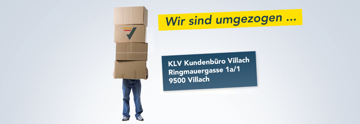 Eine Person trägt einen hohen Stapel Kartons, der ihren Oberkörper verdeckt. Rechts daneben steht auf einem gelben Banner „Wir sind umgezogen ...“. Darunter ist die Adresse des „KLV Kundenbüros Villach“ mit Straßen- und Ortsangabe aufgeführt.