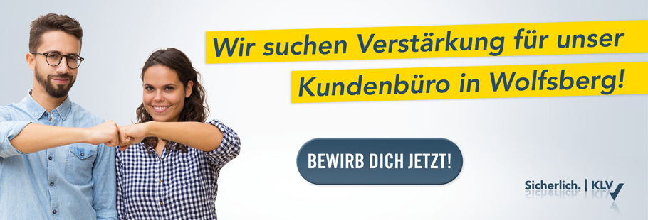 Ein Mann und eine Frau stoßen beim Lächeln mit der Faust zusammen. Der Text auf Deutsch lautet: „Wir suchen Verstärkung für unser Kundenbüro in Wolfsberg!“ und „Bewirb dich jetzt!“ mit Logos unten rechts.
