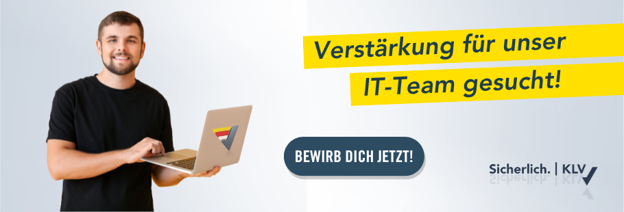 Eine lächelnde Person hält einen Laptop. Text lautet: „Verstärkung für unser IT-Team gesucht!“ und „BEWIRB DICH JETZT!“ mit Logos für „Sicherlich“ und „KLV“ unten. Der Hintergrund ist hellblau mit gelben Akzenten.