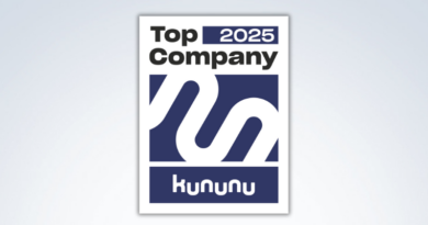 Auszeichnungsabzeichen mit dem fettgedruckten schwarzen Text „Top Company 2025“ oben, einem stilisierten weißen abstrakten Design auf blauem Hintergrund in der Mitte und „kununu“ in weißen Kleinbuchstaben unten. Der Hintergrund ist hellgrau.