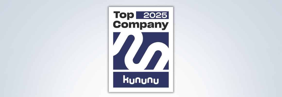 Auszeichnungsabzeichen mit dem fettgedruckten schwarzen Text „Top Company 2025“ oben, einem stilisierten weißen abstrakten Design auf blauem Hintergrund in der Mitte und „kununu“ in weißen Kleinbuchstaben unten. Der Hintergrund ist hellgrau.