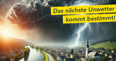 Eine dramatische Szene zeigt eine Kleinstadt mit einem Fluss unter stürmischem Himmel. Blitze schlagen ein, dunkle Wolken türmen sich rechts auf, während links Sonnenlicht durchdringt. Der Text lautet: „Das nächste Unwetter kommt bestimmt!“.