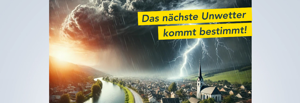 Eine dramatische Szene zeigt eine Kleinstadt mit einem Fluss unter stürmischem Himmel. Blitze schlagen ein, dunkle Wolken türmen sich rechts auf, während links Sonnenlicht durchdringt. Der Text lautet: „Das nächste Unwetter kommt bestimmt!“.