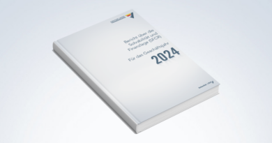 Auf einer hellgrauen Fläche liegt ein Buch mit dem Titel „Bericht über die Staatsfinanzen und Finanzpolitik (SPF) 2024“ zum Thema Finanzpolitik und Staatsfinanzen. Der Umschlag ist weiß mit blauem Text und einem kleinen Logo in der oberen linken Ecke.