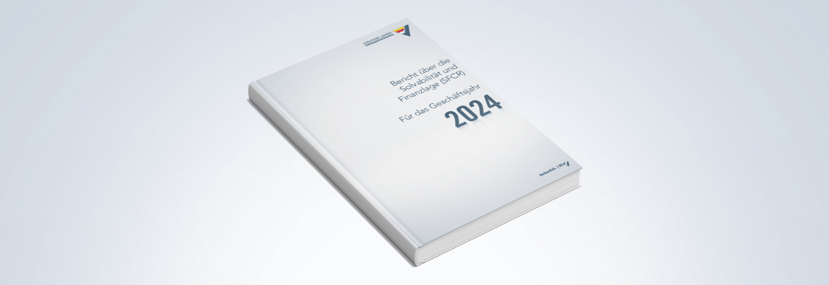 Auf einer hellgrauen Fläche liegt ein Buch mit dem Titel „Bericht über die Staatsfinanzen und Finanzpolitik (SPF) 2024“ zum Thema Finanzpolitik und Staatsfinanzen. Der Umschlag ist weiß mit blauem Text und einem kleinen Logo in der oberen linken Ecke.